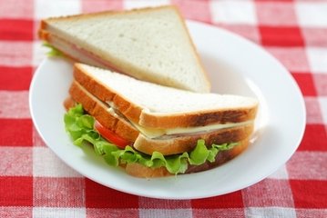 自制三明治，做法簡(jiǎn)單的營(yíng)養(yǎng)早餐，早上你想來(lái)一份嗎