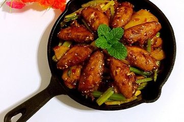 “干鍋雞翅”的家常做法，麻辣鮮香，好吃到舔盤子
