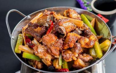 “干鍋排骨”的家常做法，做法簡單，口感麻辣鮮香