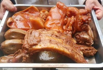 成都鹵菜技術(shù)培訓(xùn)中心哪里好？培訓(xùn)市場(chǎng)選料技巧