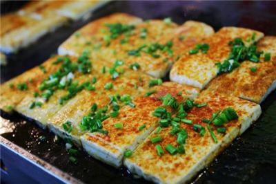 鐵板豆腐培訓(xùn)哪里好？鐵板豆腐技術(shù)無保留教學(xué)